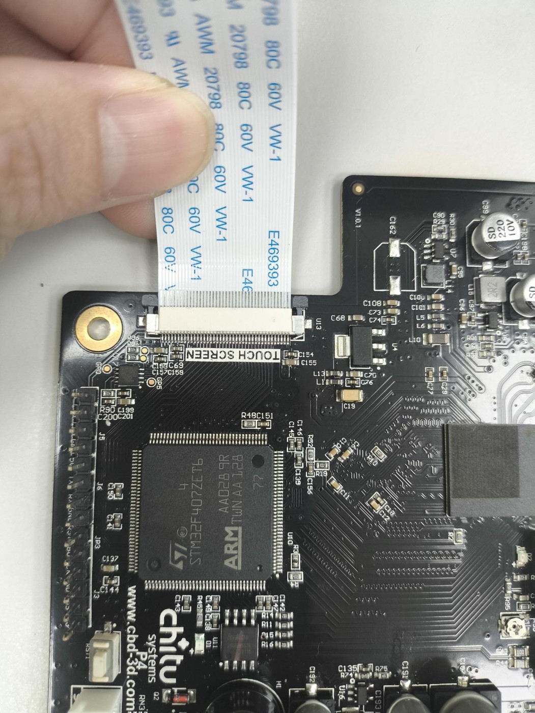 新主板上標示 TOUCH SCREEN 的插座位置。