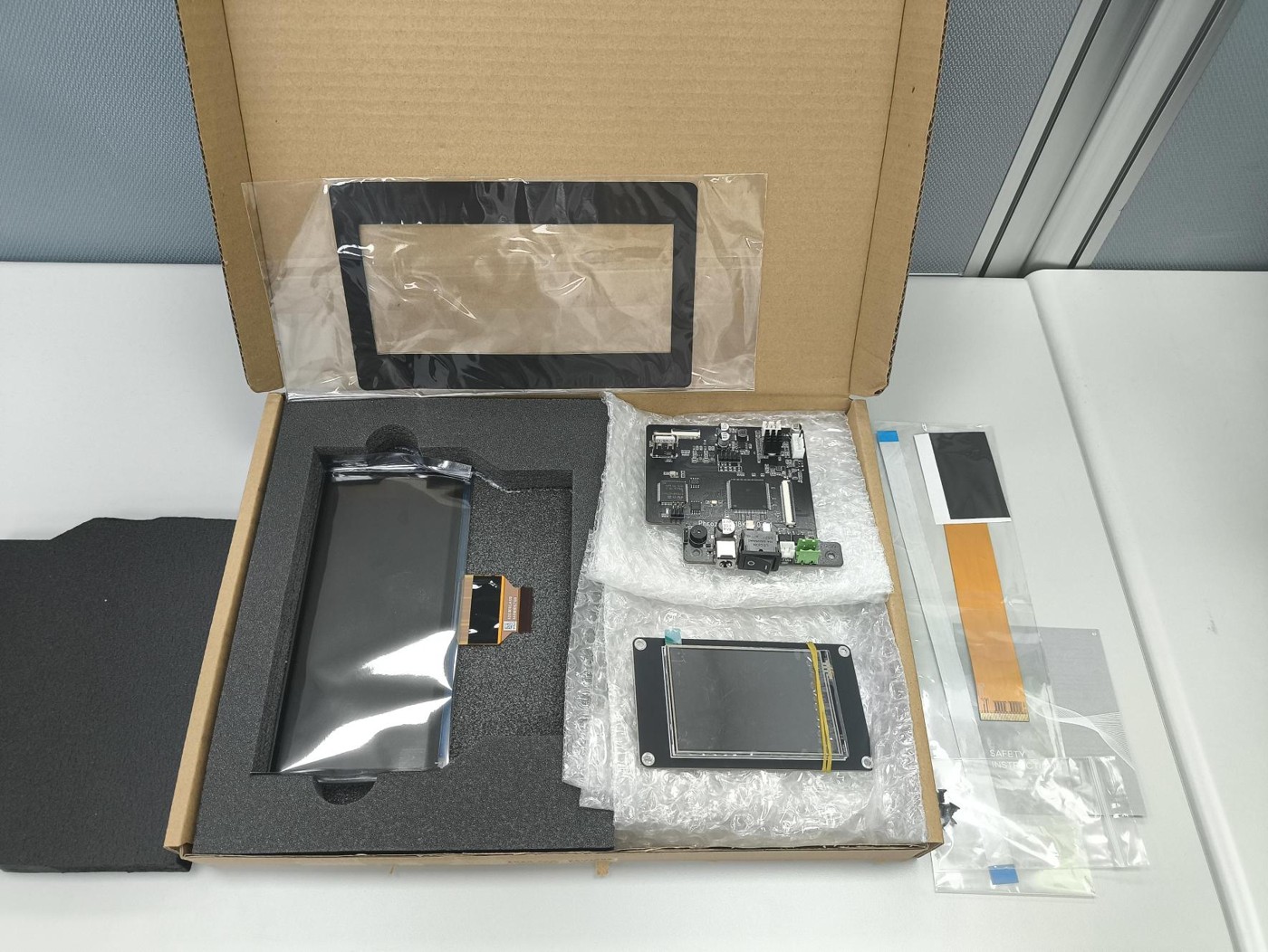 更換套件示意，請核對實際收到的 LCD、主板、觸控螢幕及排線。