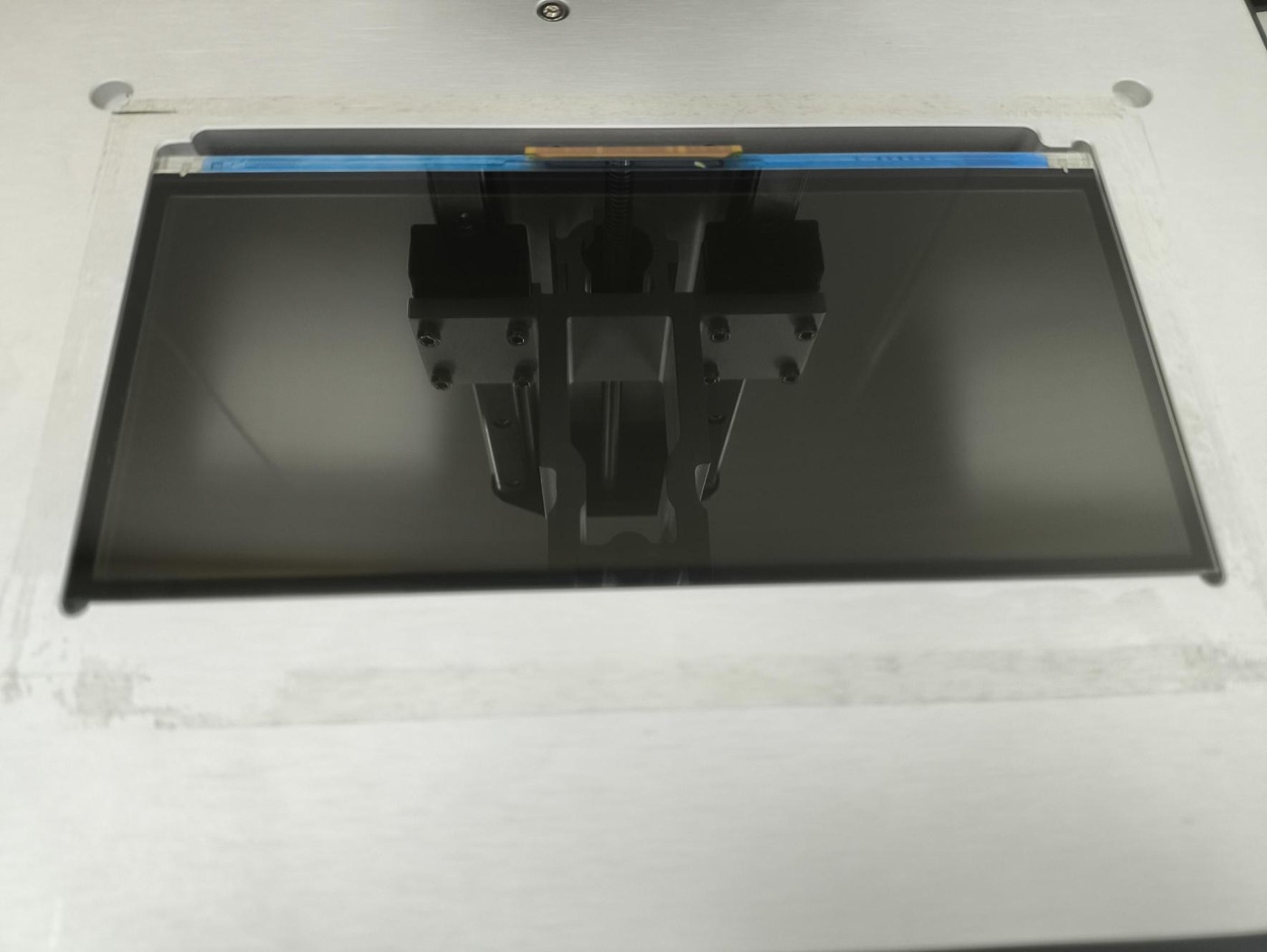 LCD 放入安裝位置後，檢查四周是否對齊。